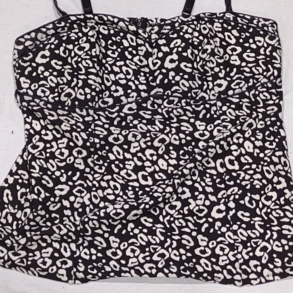 TORRID BLACK AND WHITE ANIMAL PRINT SWIM TOP TANK TOP PADDED BRA  SIZE 1X 14/16